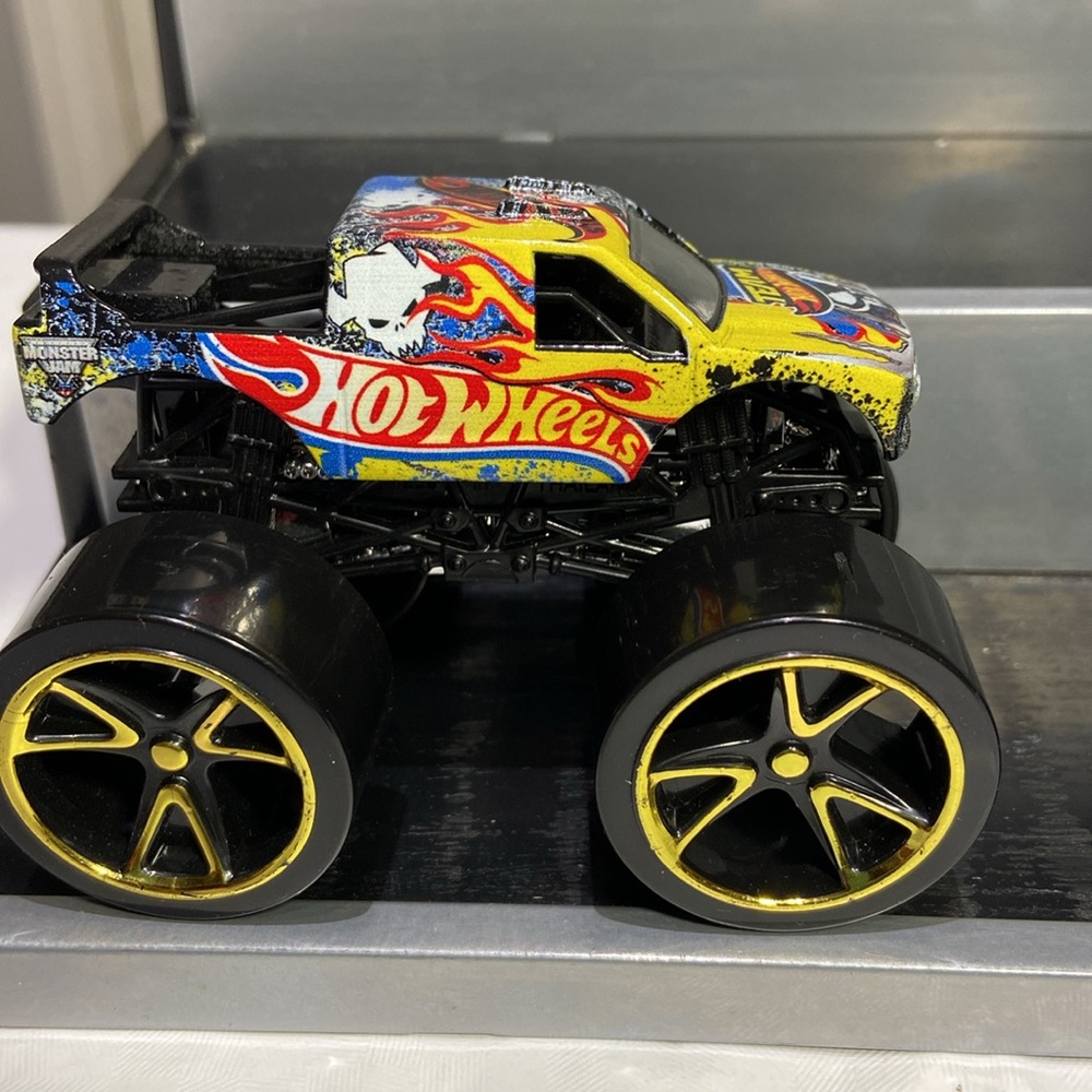 6 Hot Wheels Monster Trucks - Picture 3 of 8